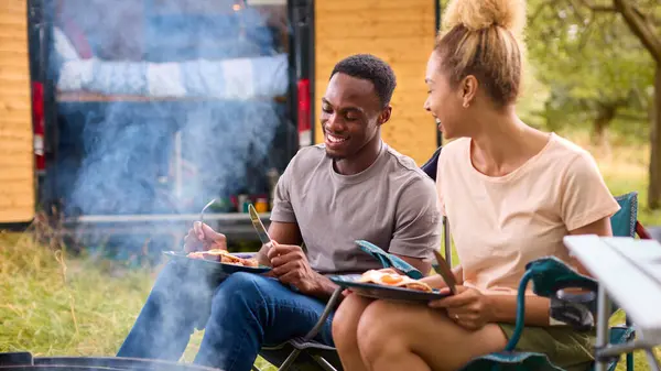 Couple Camping Countryside Eating Bacon Eggs Breakfast Outdoors Fire — Stock Photo, Image