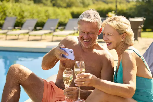 Oudere Paar Vakantie Poseren Voor Selfie Drinken Champagne Ontspannen Door — Stockfoto