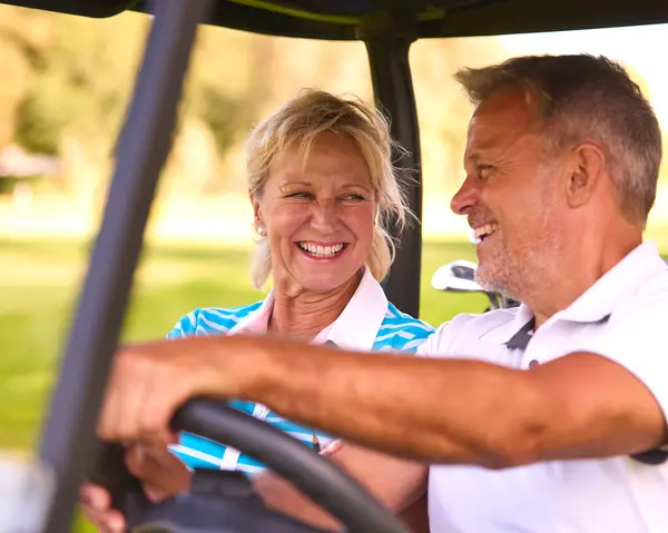 Close Van Senior Paar Zitten Buggy Golfbaan Samen — Stockfoto