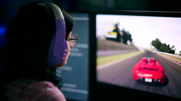 ドライビングゲームをプレイヘッドセットでコンピュータ画面の前で女性ゲーマーの閉じる — ストック写真