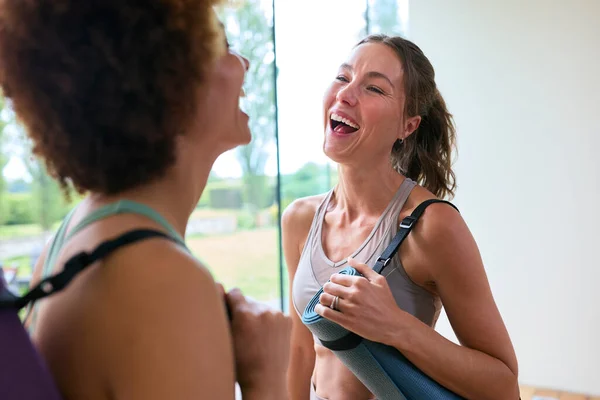 Kvindelige Venner Iført Gym Tøj Møde Gym Eller Yoga Studie - Stock-foto