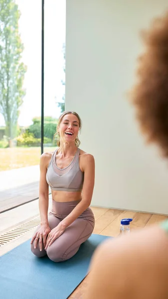 Twee Vrouwelijke Vrienden Dragen Fitness Kleding Opwarmen Rekken Gym Yoga — Stockfoto