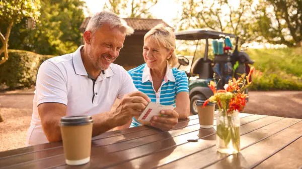 Senior Paar Zitten Met Koffie Ronde Van Golf Zoek Naar — Stockfoto