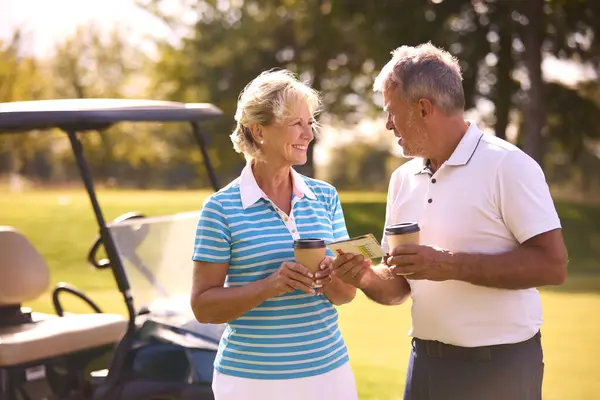 Senior Paar Met Buggy Golfbaan Markering Score Card Samen — Stockfoto