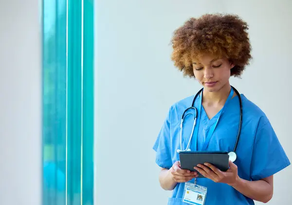 Médica Mulher Vestindo Esfrega Com Tablet Digital Verificando Notas Paciente — Fotografia de Stock