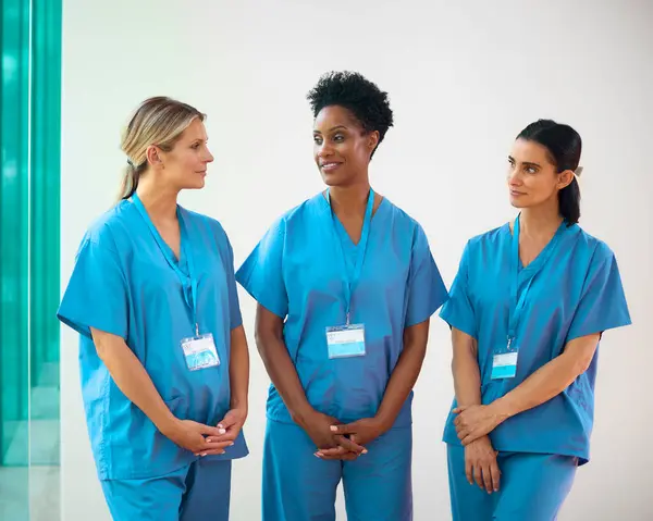 Tým Dospělé Ženy Multikulturní Lékařský Tým Scrubs Setkání Nemocnici — Stock fotografie