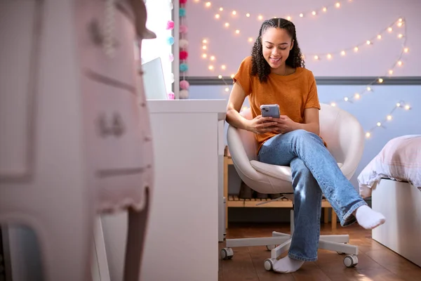 Teenage Girl Home Bedroom Σύνδεση Φίλους Στα Μέσα Κοινωνικής Δικτύωσης — Φωτογραφία Αρχείου