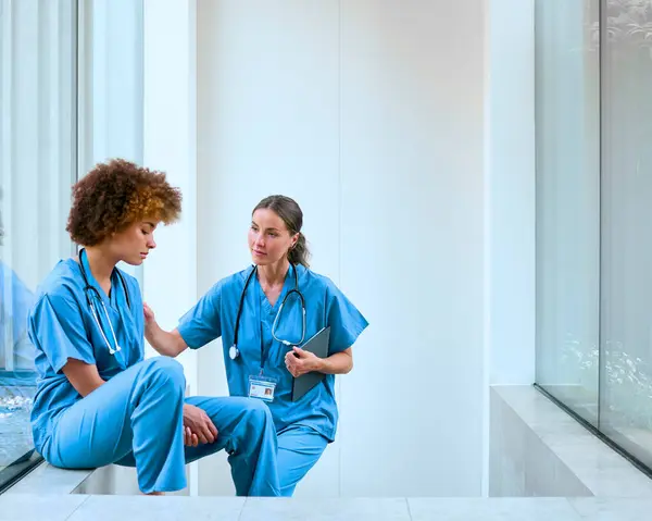 Vrouwelijke Dokter Dragen Scrubs Bezorgd Gestresste Collega Het Moderne Ziekenhuis — Stockfoto
