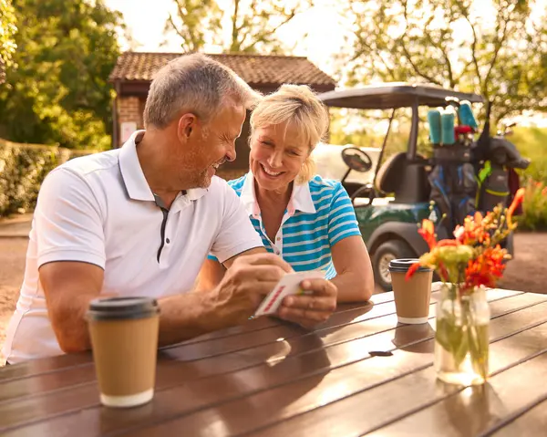 Seniorpaar Sitzt Nach Golfrunde Beim Kaffee Und Schaut Sich Gemeinsam — Stockfoto