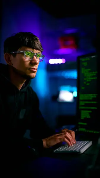 男子计算机黑客坐在屏幕前破坏网络安全的低调照明镜头 — 图库照片