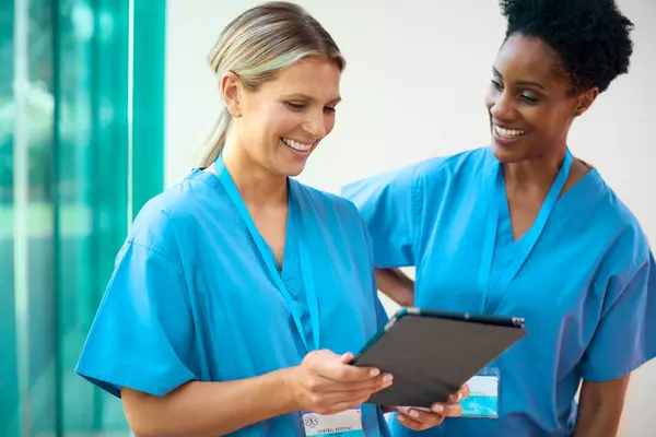 Twee Volwassen Vrouwelijke Artsen Dragen Scrubs Met Digitale Tablet Bespreken — Stockfoto
