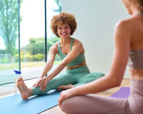 Spor Salonunda Yoga Dersinde Esneme Kıyafeti Giyen Iki Bayan Arkadaş — Stok fotoğraf