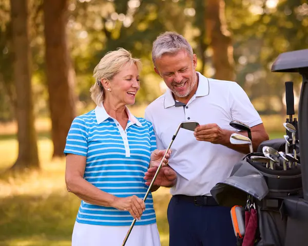 Senior Par Stående Bredvid Buggy Golfbana Välja Klubbar Tillsammans — Stockfoto