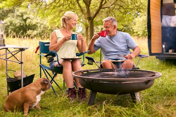 Senior Par Med Sällskapsdjur Hund Camping Äta Bacon Och Ägg — Stockfoto