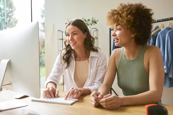 Two Women Friends Running Online Fashion Business Home Working Computer — Stock Photo, Image