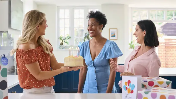 Drie Volwassen Vrouwen Vergadering Thuis Vieren Vriend Verjaardag Met Verrassing — Stockfoto