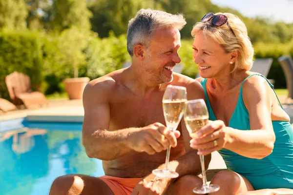 Portret Van Senior Paar Vakantie Zwemkostuums Champagne Drinken Door Hotel — Stockfoto