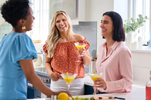 Three Mature Female Friends Home Having Fun Mixing Drinking Cocktails — Stock Photo, Image