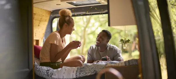 Paar Genießt Camping Auf Dem Land Relaxen Wohnmobil Blick Auf — Stockfoto