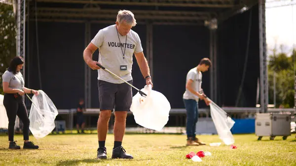 Volontari Raccogliendo Litter Dopo Evento All Aperto Come Concerto Festival Immagine Stock