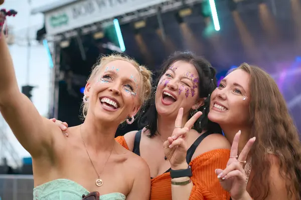 Tre Amiche Che Indossano Glitter Posa Selfie Festival Estivo Musica Immagini Stock Royalty Free
