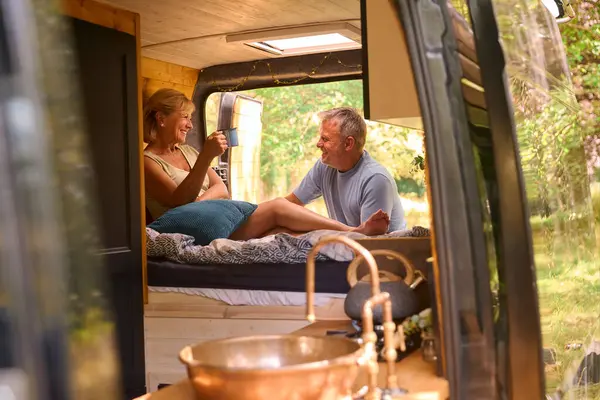 Seniorenpaar Campt Auf Dem Land Und Trinkt Entspannt Kaffee Wohnmobil Stockbild