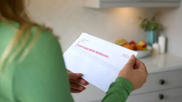Close Woman Opening Letter Σχετικά Την Αύξηση Του Επιτοκίου Των Εικόνα Αρχείου