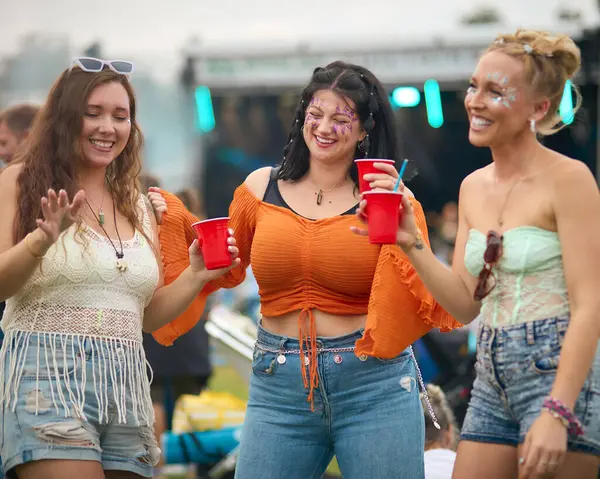 Τρεις Φίλες Φορούν Glitter Dancing Στο Summer Music Festival Κρατώντας Εικόνα Αρχείου