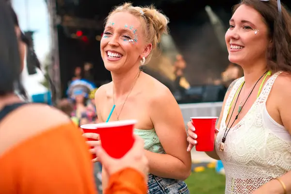 Tre Kvinnliga Vänner Bär Glitter Kul Sommaren Musikfestival Håller Drinkar Stockbild