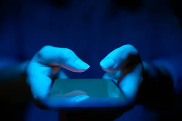 Close Mulher Usando Telefone Celular Com Efeito Iluminação Azul Imagem De Stock