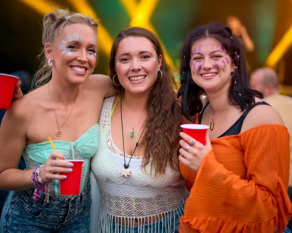 Retrato Três Amigas Usando Glitter Divertindo Festival Música Verão Segurando Fotos De Bancos De Imagens