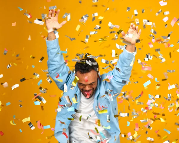 Studio Shot Man Syndrom Świętowanie Big Win Prysznic Tinsel Confetti — Zdjęcie stockowe