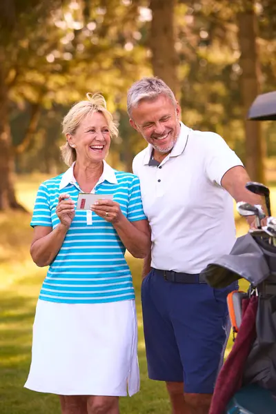Senior Par Stående Bredvid Buggy Golfbana Marking Score Card Tillsammans — Stockfoto