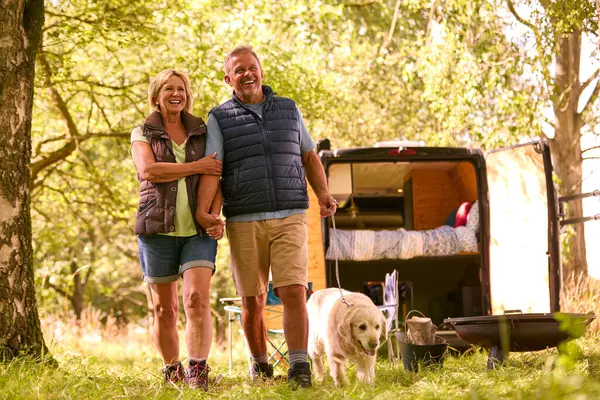 Casal Sênior Acampar Campo Com Que Toma Cão Labrador Para Fotografias De Stock Royalty-Free