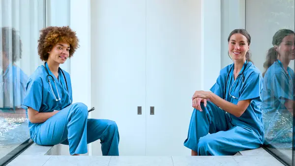 Portrait Deux Femmes Médecins Portant Des Gommages Prenant Une Pause — Photo