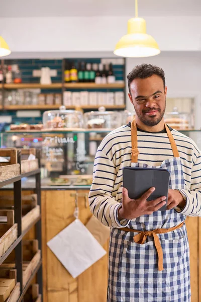 Dijital Tablet Kullanarak Gıda Dükkanında Çalışan Sendromlu Adam Portresi — Stok fotoğraf