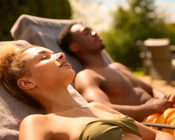 Pareja Vacaciones Usando Trajes Baño Tomando Sol Los Reposeros Por Imagen De Stock