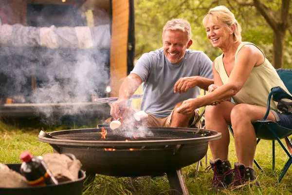 Senior Paar Campt Auf Dem Land Mit Wohnmobil Toasten Marshmallows — Stockfoto