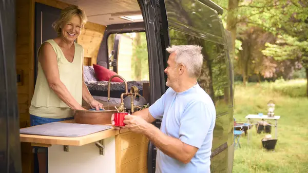 Senior Paar Genießen Camping Land Entspannen Drinnen Wohnmobil Und Tun — Stockfoto