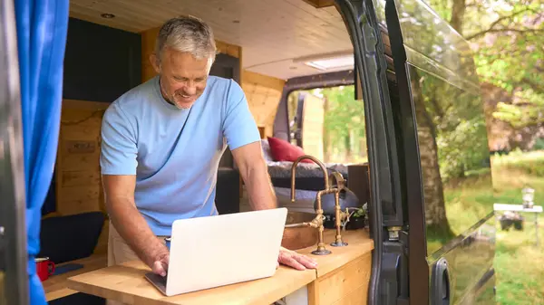 Uomo Anziano Campeggio Viaggio Campagna Lavoro All Interno Utilizzando Computer — Foto Stock