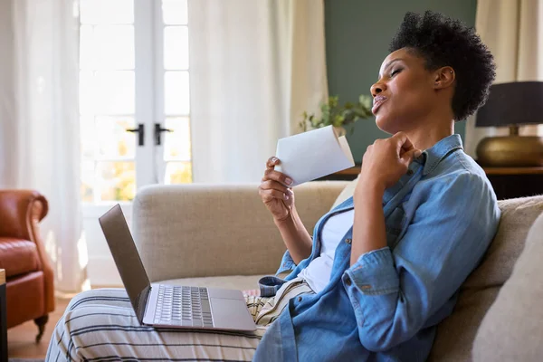 Menopauzale Volwassen Vrouw Thuis Met Laptop Met Opvlieger Fanning Zelf — Stockfoto