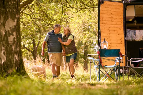 Seniorenpaar Zeltet Auf Dem Land Mit Wohnmobil Und Geht Mit — Stockfoto