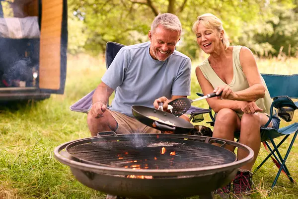 Senior Couple Camping Countryside Cooking Bacon Eggs Breakfast Outdoors Fire — Stock Photo, Image