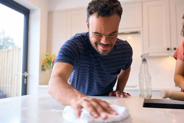 Hombre Con Síndrome Limpieza Limpieza Después Comida Cocina — Foto de Stock