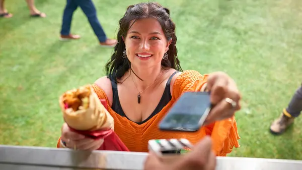 Genç Bir Kadın Açık Hava Festivalinde Yemek Minibüsünde Kontaksız Ödeme Stok Fotoğraf