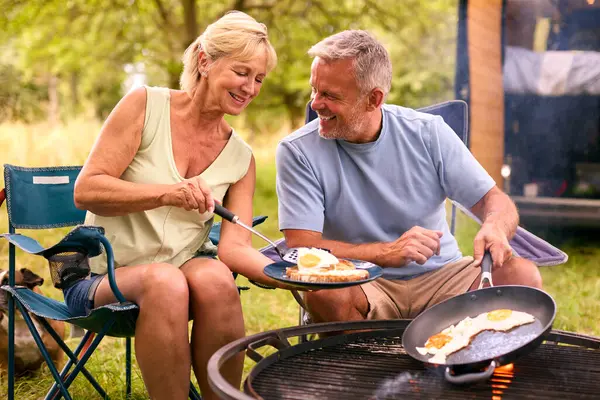 Senior Pareja Acampando Campo Con Cocina Tocino Huevos Para Desayuno — Foto de Stock
