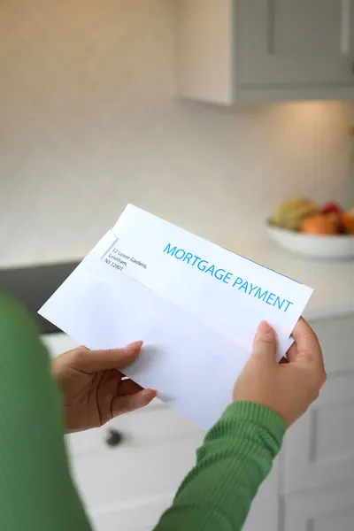 Close Van Vrouw Opening Brief Verhoging Terugbetaling Hypotheek Tijdens Kosten Rechtenvrije Stockfoto's