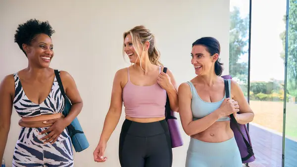 Three Mature Female Friends Fitness Clothing Meeting Gym Yoga Class — Stock Photo, Image