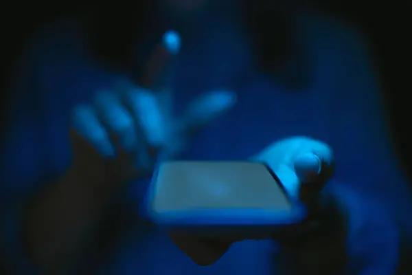 Gros Plan Femme Utilisant Téléphone Portable Avec Effet Lumière Bleue Photo De Stock