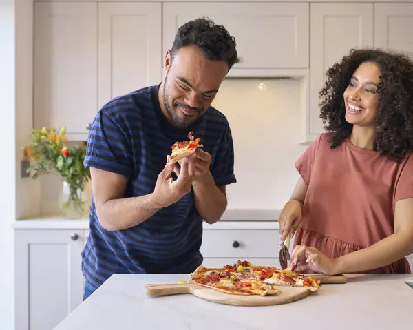 Пара Дома Мужчиной Синдромом Дауна Женщина Поедающая Домашнюю Пиццу Кухне Лицензионные Стоковые Фото